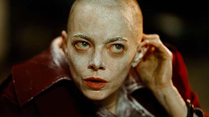 Bugonia_Emma_Stone_Bald_Headed_Close_Up_01