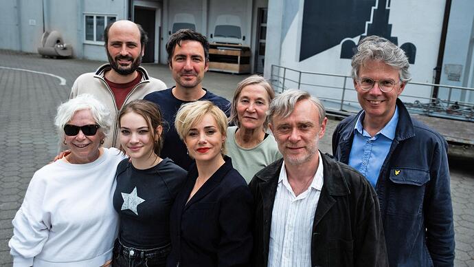Gelbe_Briefe_Cast_And_Crew_HH_Set