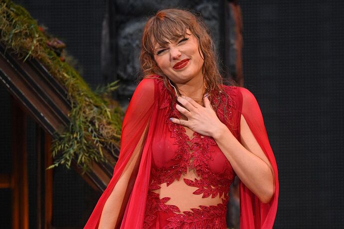 Taylor_Swift_Hamburg_N1_Folkmore_Berry